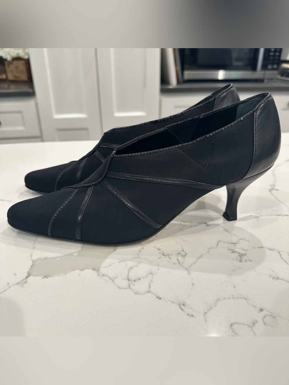 Prevata VTG Black Leather Fabric Kitten Heel Pumps Pointed Toe Shoes Italy Sz 10